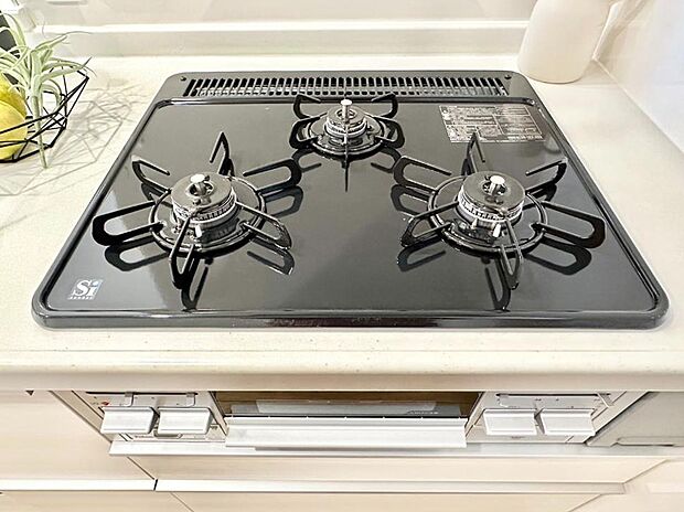 【その他設備(Ｓｉセンサーコンロ)】ガスコンロはＳｉセンサー搭載。火力調節や焦げ付き・消し忘れも防いでくれます。