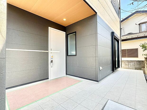 【玄関】玄関前は雨が降っても濡れにくい屋根付き   