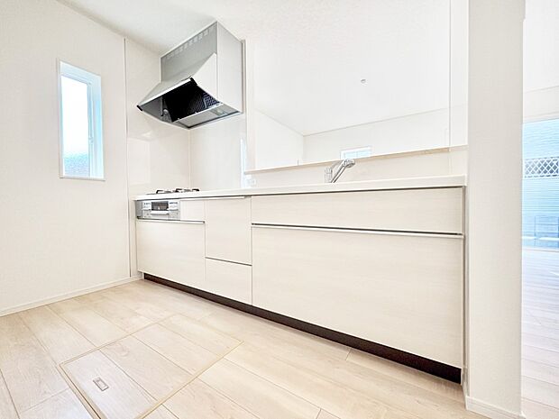 【キッチン】爽やかな風が通り抜けるキッチン。窓があるので明るく換気にも役立ちます。