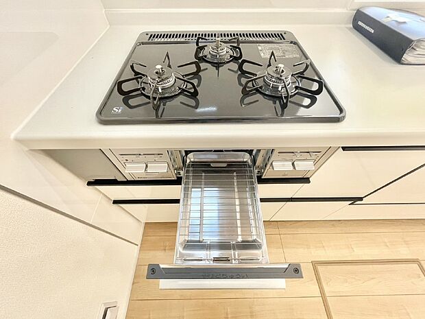 【その他設備(Ｓｉセンサーコンロ)】ガスコンロはＳｉセンサー搭載。火力調節や焦げ付き・消し忘れも防いでくれます。