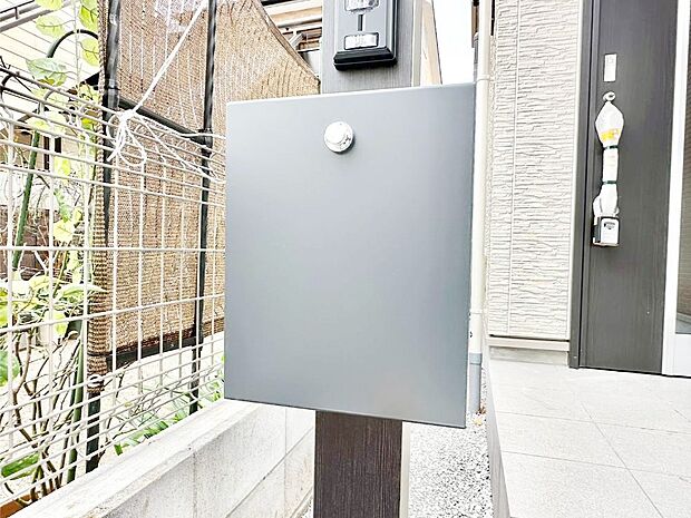 【その他現地】シンプルなデザインのポスト