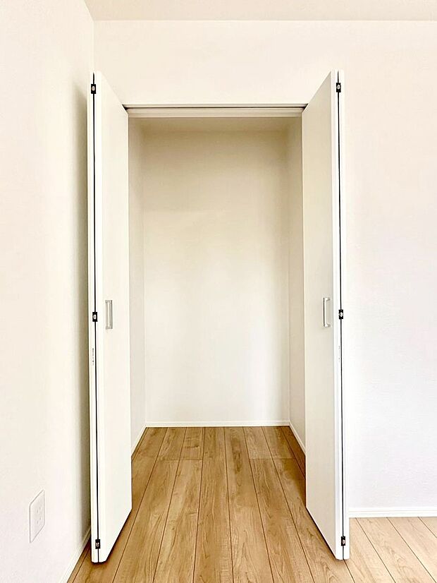 【その他設備(リビング収納)】リビング収納。ここに収納があると物が集まるLDKがスッキリ片付きそうですね。  