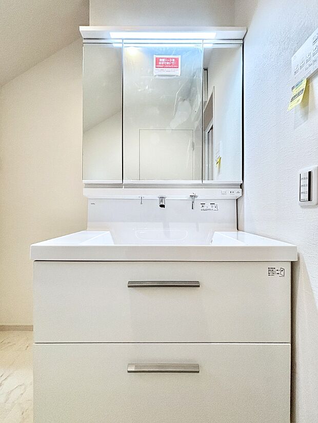 【洗面台・洗面所】大きく見やすい三面鏡で清潔感ある洗面台は、身だしなみチェックや肌のお手入れにおすすめです。