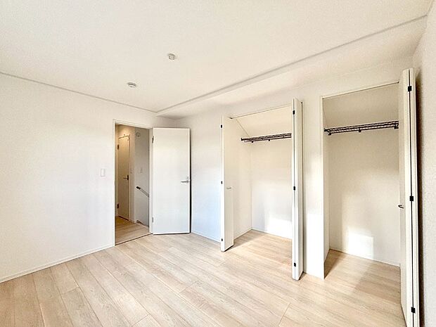 【寝室】収納が充実しているので居住スペースを広々使えます