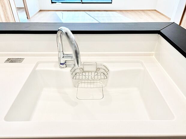 【その他設備(シンク)】広々としたシンクでお料理やお皿洗いもラクラク快適に!