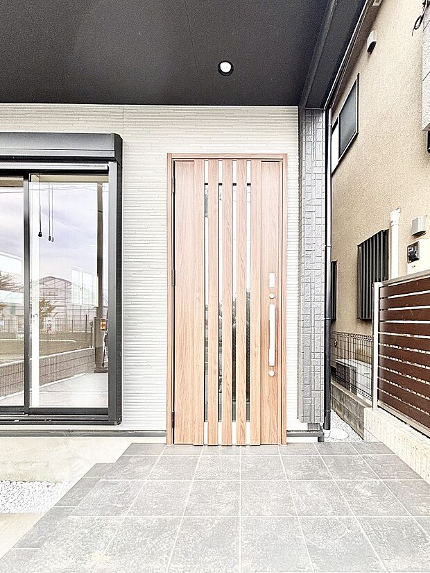 【玄関】大切な家族、来客を出迎える玄関。