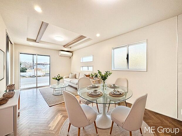 【リビング】ご家族の賑やかな話し声で包まれる明るいリビング  ※家具はCGです