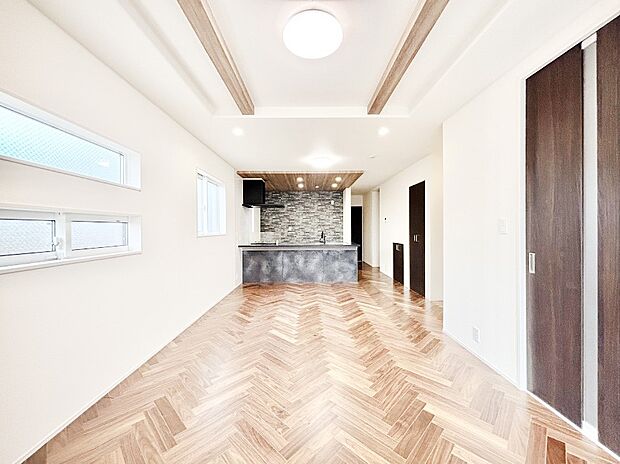 【リビングダイニング】明るい陽光が注ぎ、寛ぎの雰囲気に満たされるリビング・ダイニング。 