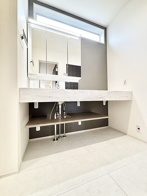 【洗面台・洗面所】大きく見やすい三面鏡で清潔感ある洗面台は、身だしなみチェックや肌のお手入れにおすすめです。