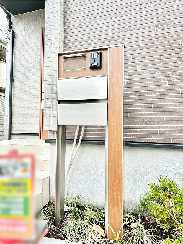 【その他現地】表札・インターホン・ポストをひとつに集約。エントランスになじむシンプルデザイン。