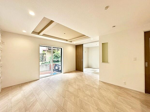 【ダイニング】折り上げ天井はは立体的な奥行きがあるので、天井が広く見えて開放的な空間を演出できます。  