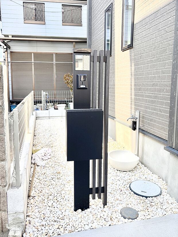 【その他現地】表札・インターホン・ポストをひとつに集約。エントランスになじむシンプルデザイン。