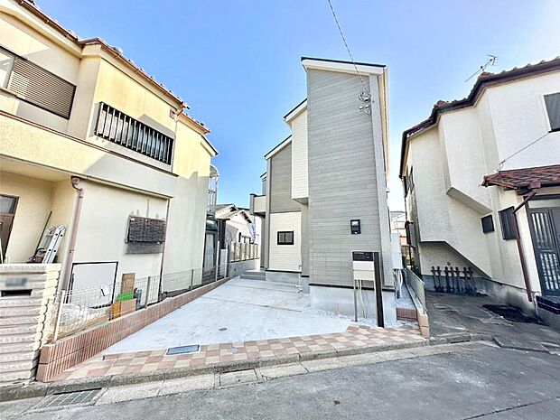 【現地外観写真】洗練された外観、上質な住空間が広がる室内は永く安心して過ごせる住居です。 