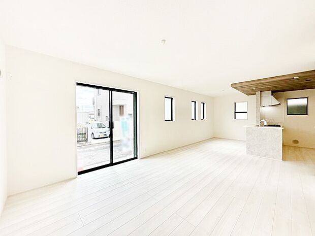 【リビングダイニング】開放感ある広々リビングは明るい陽光が入り込む家族みんなの憩いの空間です!