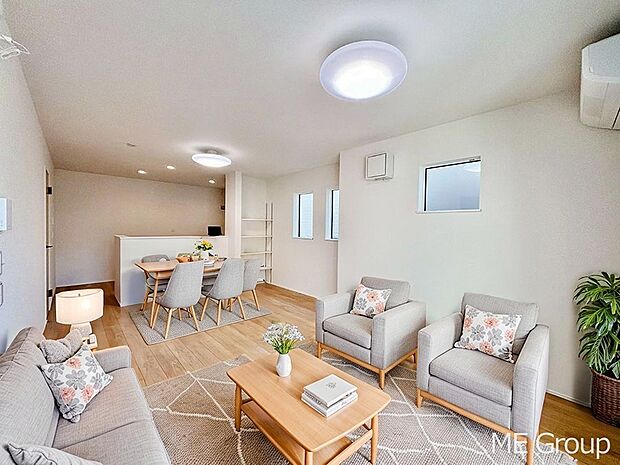 【リビング】ご家族の賑やかな話し声で包まれる明るいリビング ※家具はCGです