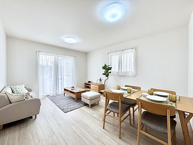 【リビングダイニング】大きな窓からたっぷりの陽光と風を感じられるリビング