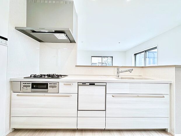 【キッチン】リビングを見渡せる人気のカウンターキッチン。 家族を見守りながら家事をすることができます。