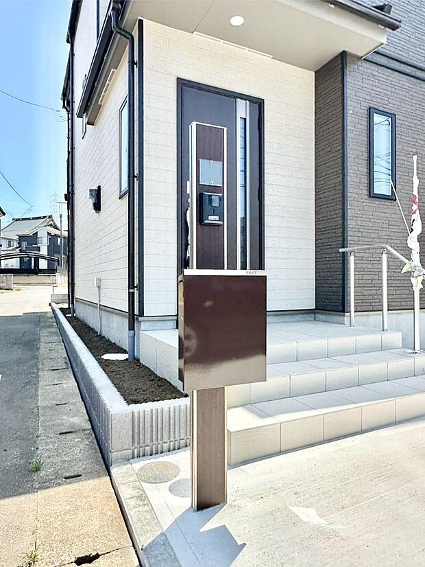【その他現地】表札・インターホン・ポストをひとつに集約。エントランスになじむシンプルデザイン。