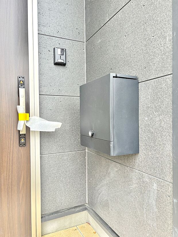 【その他現地】シンプルデザインのポスト。