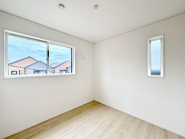 【子供部屋】２面採光で気持ちよく自然光が取り入れられるのでお子様のお部屋にもピッタリ