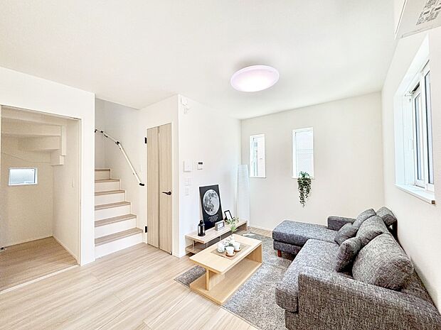 【ダイニング】家族の笑顔が自然と生まれてくる、そんな雰囲気のダイニングに仕上がっています。