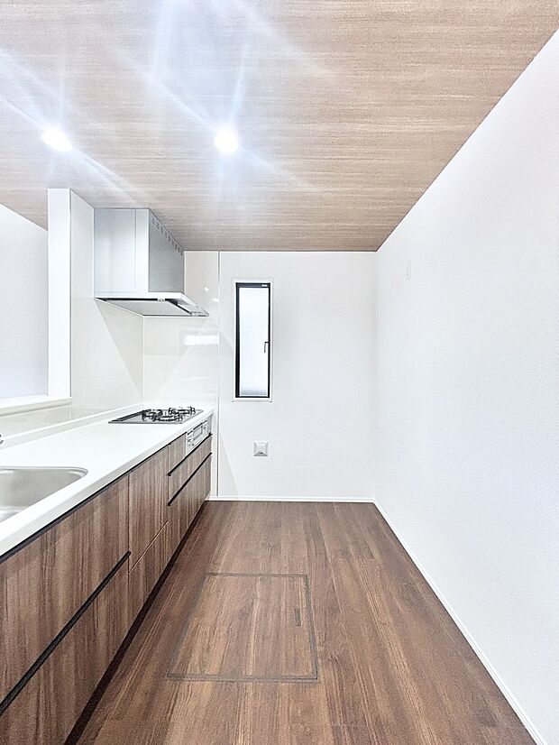 【ダイニングキッチン】ポップアップ天井が素敵なキッチン!窓があるので採光もとれ換気にも役立ちます。