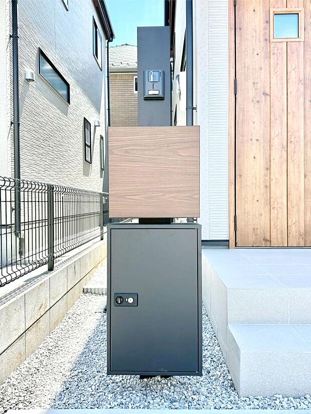 【その他現地】シンプルデザインのポスト。