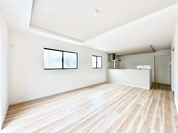 【リビングダイニング】折上天井は立体的な奥行きがあるので、天井が広く見えて開放的な空間を演出できます。