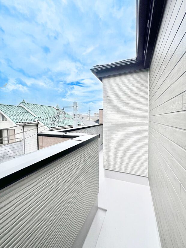 【バルコニー】暖かな陽光が降り注ぐバルコニーはお洗濯におすすめ。爽やかな風も心地よいです。