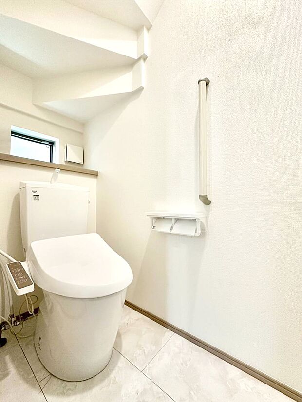 【トイレ】トイレは1階と2階それぞれに配置されていてとても便利です。