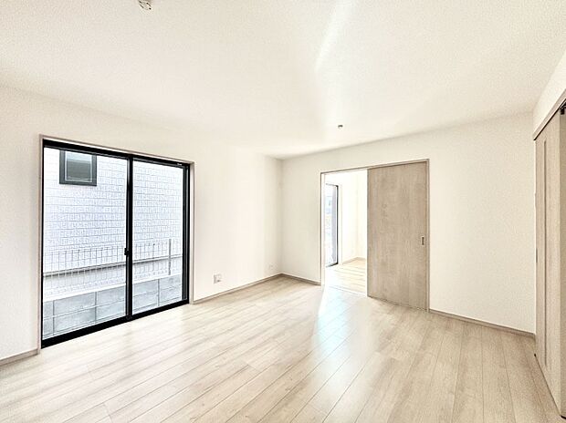 【リビングダイニング】明るい陽光が注ぎ、寛ぎの雰囲気に満たされるリビング・ダイニング。