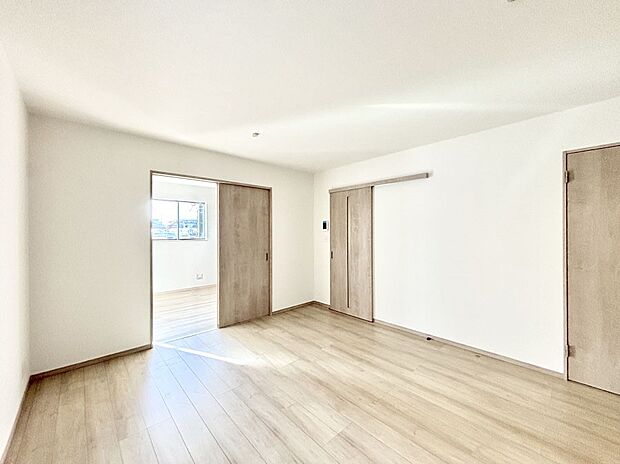 【ダイニング】家族の笑顔が自然と生まれてくる、そんな雰囲気のダイニングに仕上がっています。