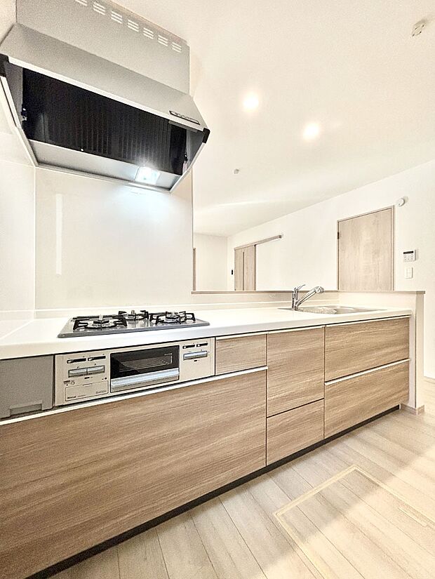 【ダイニングキッチン】料理をしながらでもご家族との会話を楽しめる対面キッチン