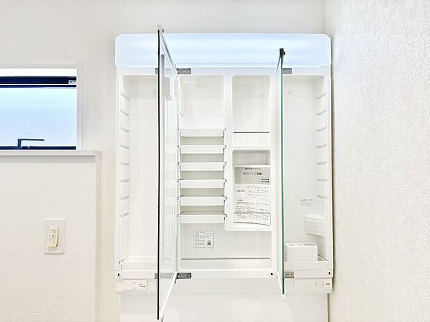 【その他設備(三面鏡裏収納)】三面鏡の裏に、化粧品や衛生用品などを収納可能。洗面台をすっきりと保ちます!