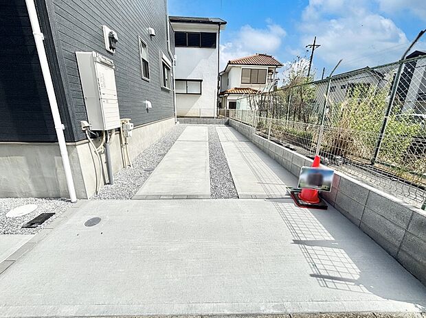 【駐車場】2台（車種による）駐車可！ご家族みんなの自転車も置ける広々カースペース。
