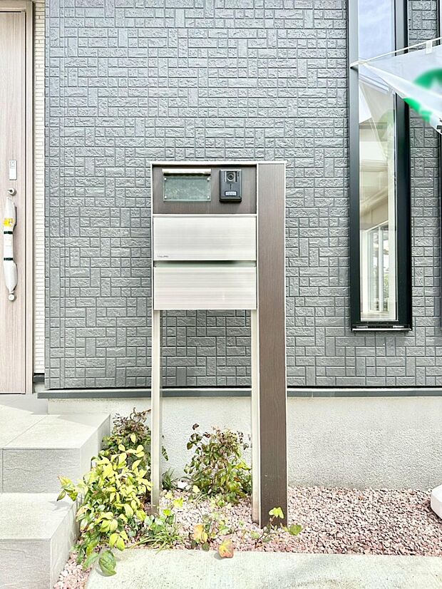 【その他現地】表札・インターホン・ポストをひとつに集約。エントランスになじむシンプルデザイン。