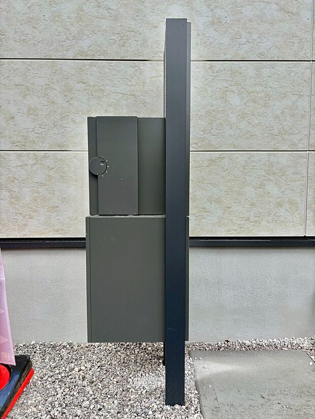 【その他現地】表札・インターホン・ポスト・宅配ＢＯＸをひとつに集約。エントランスになじむシンプルデザイン。