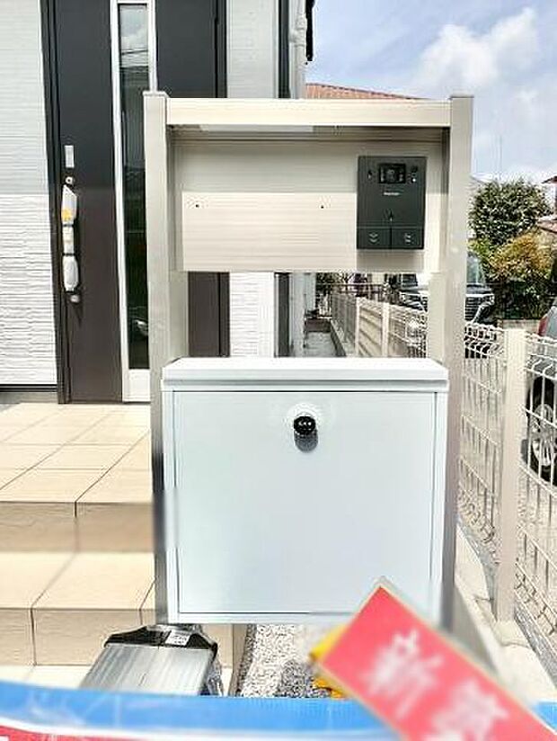 【その他現地】表札・インターホン・ポストをひとつに集約。エントランスになじむシンプルデザイン。