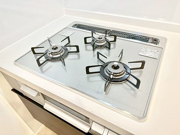 【Siセンサーコンロ】ガスコンロはSiセンサー搭載。火力調節や焦げ付き・消し忘れも防いでくれます。