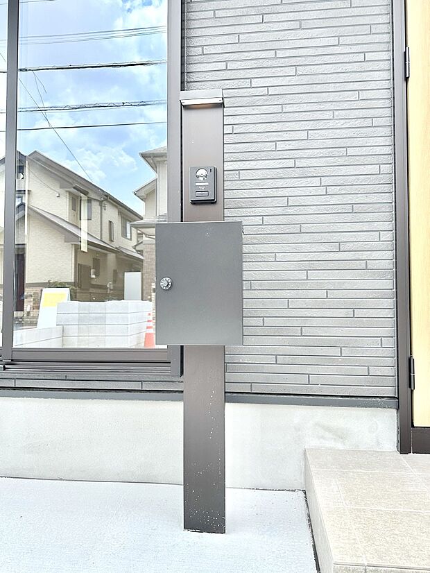 【その他現地】シンプルデザインのポスト。