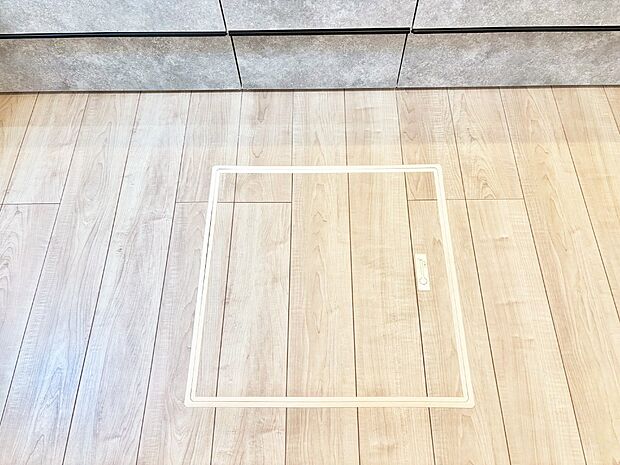 【その他設備(床下収納)】床下収納付き!日用品・非常用品の収納にも大活躍。