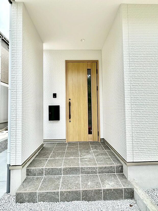 【玄関】大切な家族、来客を出迎える玄関。玄関前は屋根付きで雨が降っていても濡れにくいです。 