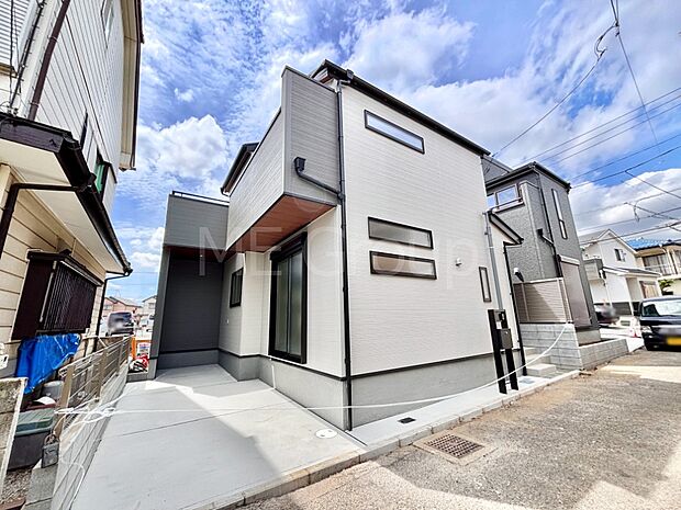 【現地外観写真】暮らしやすさと居心地の良さにこだわったシンプルで飽きのこないデザイン ！
