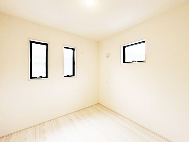 【子供部屋】窓からのやさしい光が心地よいプライベートルーム