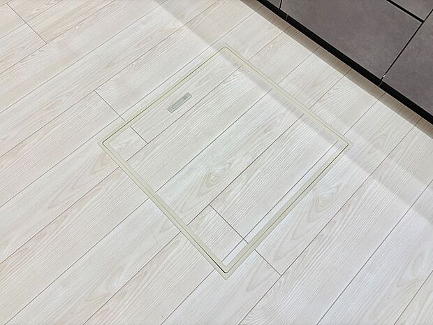 【その他設備(床下収納)】床下収納付き!日用品・非常用品の収納にも大活躍。
