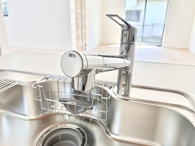 【その他設備(浄水器)】いつでも清潔なおいしいお水を。一つの水栓で水道水と浄水を使い分け。