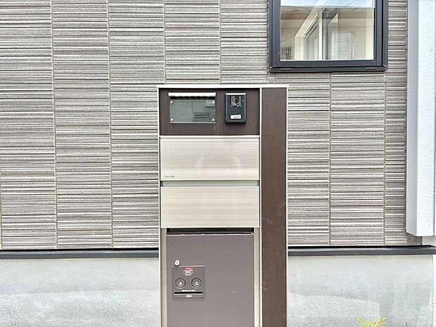 【その他現地】シンプルデザインのポスト。