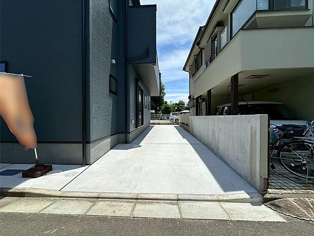 【駐車場】駐車2台可能！急なお客様の駐車に。また、ご家族の自転車スペースとしても大活躍。