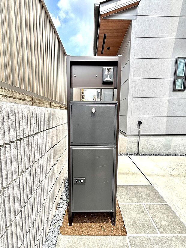 【その他現地】シンプルデザインのポスト。