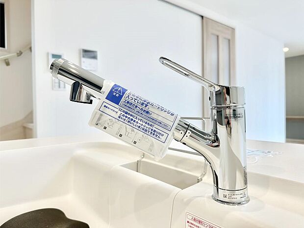 【その他設備(浄水器)】いつでも清潔なおいしいお水を。一つの水栓で水道水と浄水を使い分け。
